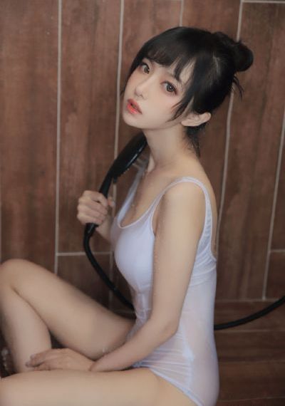 在宿舍撅着屁股被双根室友玩